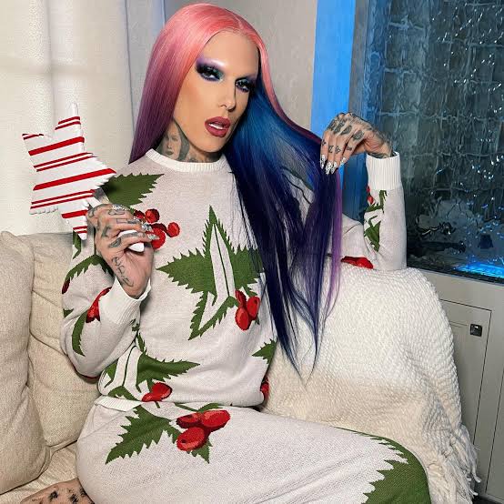 Jeffree Star Cosmetics - White winter leaf swetee